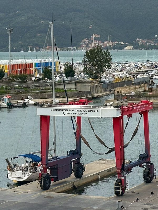 Boat storage con mezzi del Consorzio Nautico La Spezia